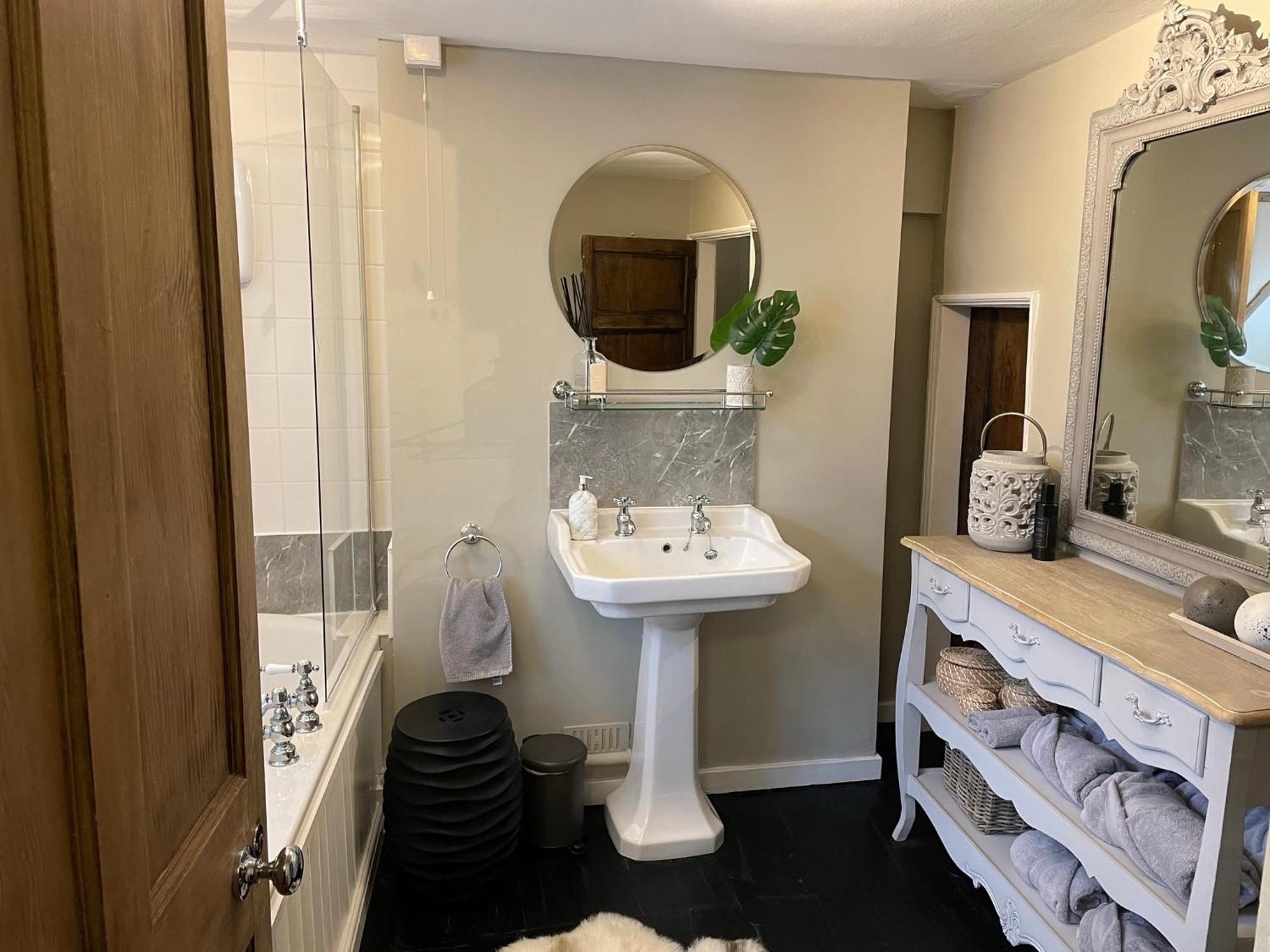 Entire Georgian Luxury Home - 3 Storey- High St Henley-In-Arden -Two Bedrooms-Sleeps 4 Exteriör bild