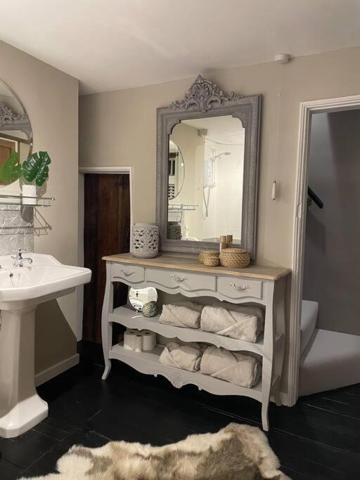 Entire Georgian Luxury Home - 3 Storey- High St Henley-In-Arden -Two Bedrooms-Sleeps 4 Exteriör bild