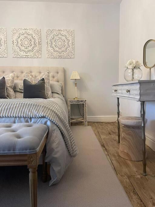 Entire Georgian Luxury Home - 3 Storey- High St Henley-In-Arden -Two Bedrooms-Sleeps 4 Exteriör bild