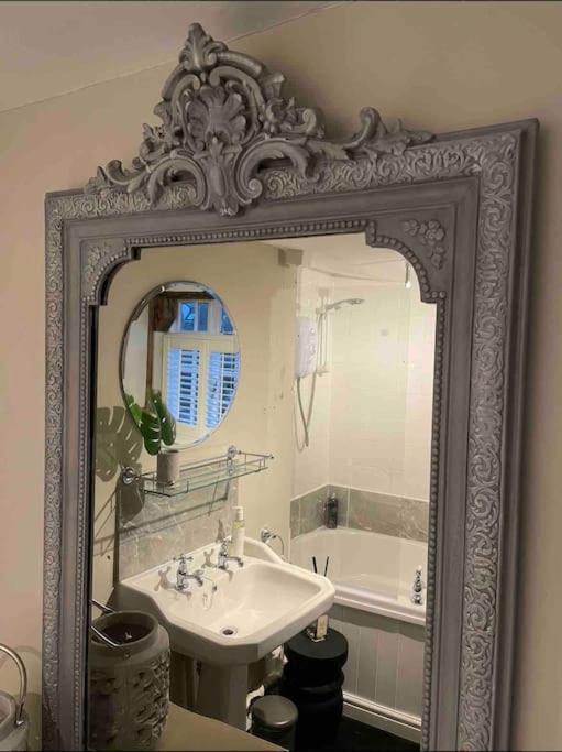 Entire Georgian Luxury Home - 3 Storey- High St Henley-In-Arden -Two Bedrooms-Sleeps 4 Exteriör bild